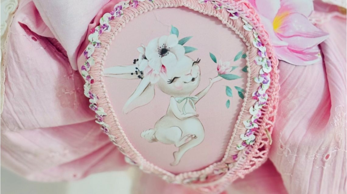 Lumanare de botez cu iepuras roz si pattern floral Happy Bunny 15